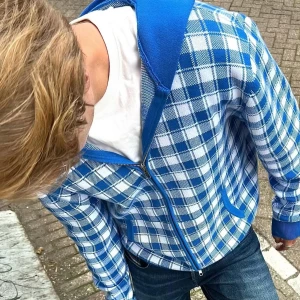 Blåvit rutig hoodie Naked Collection - HELT NY INTE ANVÄND. Blå och vit rutig limited hoodie från Naked Collection med dragkedja och snörning i huvan. Tröjan har fickor framtill och är långärmad. Perfekt för dig som gillar en chill och snygg streetstil. Priset är inte hugget i sten💯💯