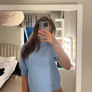 Ljusblå stickad tröja Vero Moda XS - Superfin ljusblå stickad tröja från Vero Moda i storlek XS. Tröjan har kortare ärmar med lätt puff vid axlarna och ribbade muddar. Perfekt att styla med jeans eller kjol.