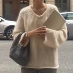 Stickad tröja  - Stickad tröja från arket i ny skick 🥰🥰🥰🥰