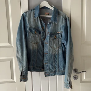 Blå Jeansjacka - Ljusblå jeansjacka från emmet Jean. Skitsnygg wash på jackan och materialet är raw denim. Storlek S och passar perfekt på dig som är runt 180 lång eller gillar denim överlag 