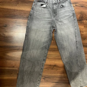 Zara baggy jeans - Säljer Gråa baggy jeans från Zara som har blivit andvändt 2 gånger