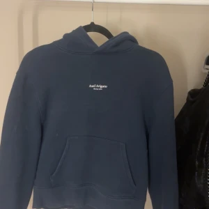 Mörkblå hoodie från Axel Arigato XS - Snygg mörkblå hoodie från Axel Arigato, klassisk modell med huva, magficka och en mindre vit logga