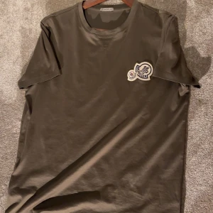 Moncler t shirt  - Snygg moncler t shirt köpt i moncler butiken i Stockholm finns kvitto osv, använd fåtal gånger 