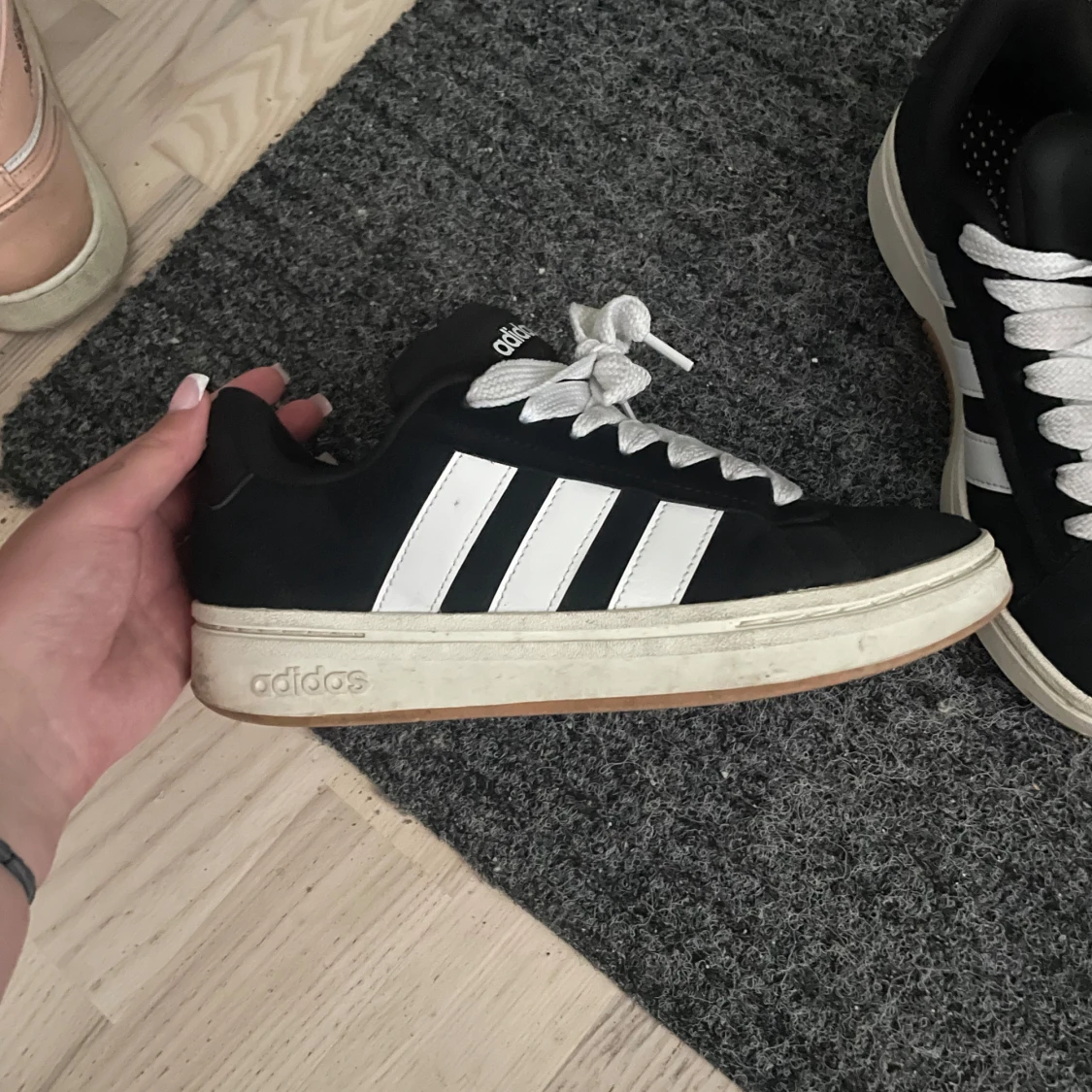 Svarta Adidas sneakers  - 1