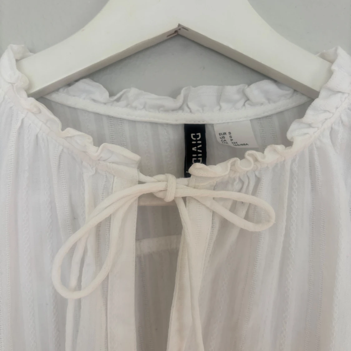 Vit blus med knyt från Divided - 2