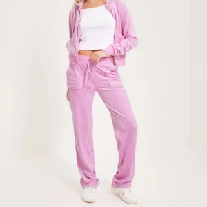 Rosa juicy couture byxor  - Säljer mina rosa byxor från märket juicy couture, dem är lite bruna längst ner, nypris var 1200kr💗💕kom med prisförslag!