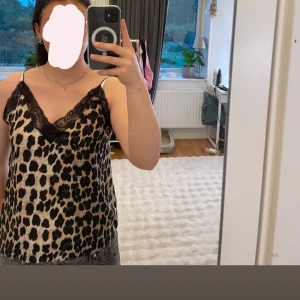 Leopardmönstrad linnetopp med spets - Säljer en snygg leopardmönstrad linnetopp med tunna axelband och v-ringning. 💗