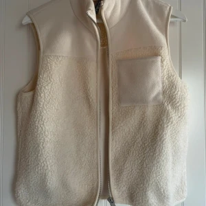 pieces väst - skit snygg väst som säljs då jag inte använder den. Skir snygg och ha över en stickad tröja nu till höst. Den är i jätte bra skick. passar xs-s