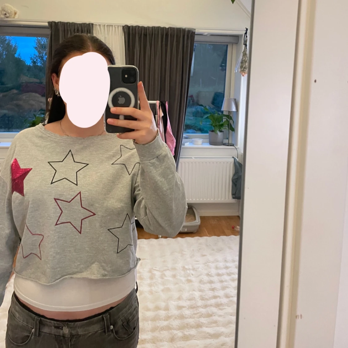 Grå croppad tröja med stjärnor