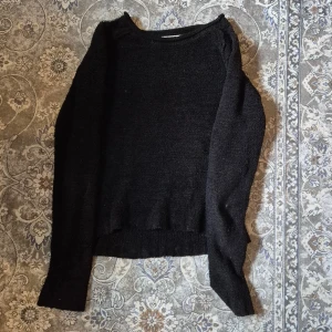 Svart stickad tröja - Mysig svart stickad tröja från Gina Tricot i storlek XS. 💖💞❤️‍🔥