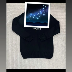 Svart stickad tröja med B Paris-tryck - Skriv för fler bilder. 