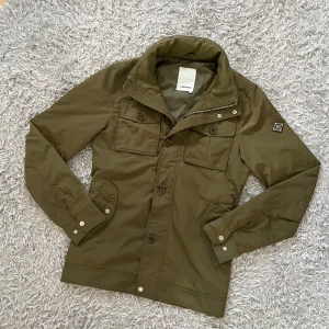 J.Lindeberg fieldjacka - Säljer en skön J.Lindeberg jacka! | Mycket fint skick, finns något mindre tecken på användning! | Storlek XS modell på bild är 178cm och 64kg. | Ställ gärna frågor innan du köper!