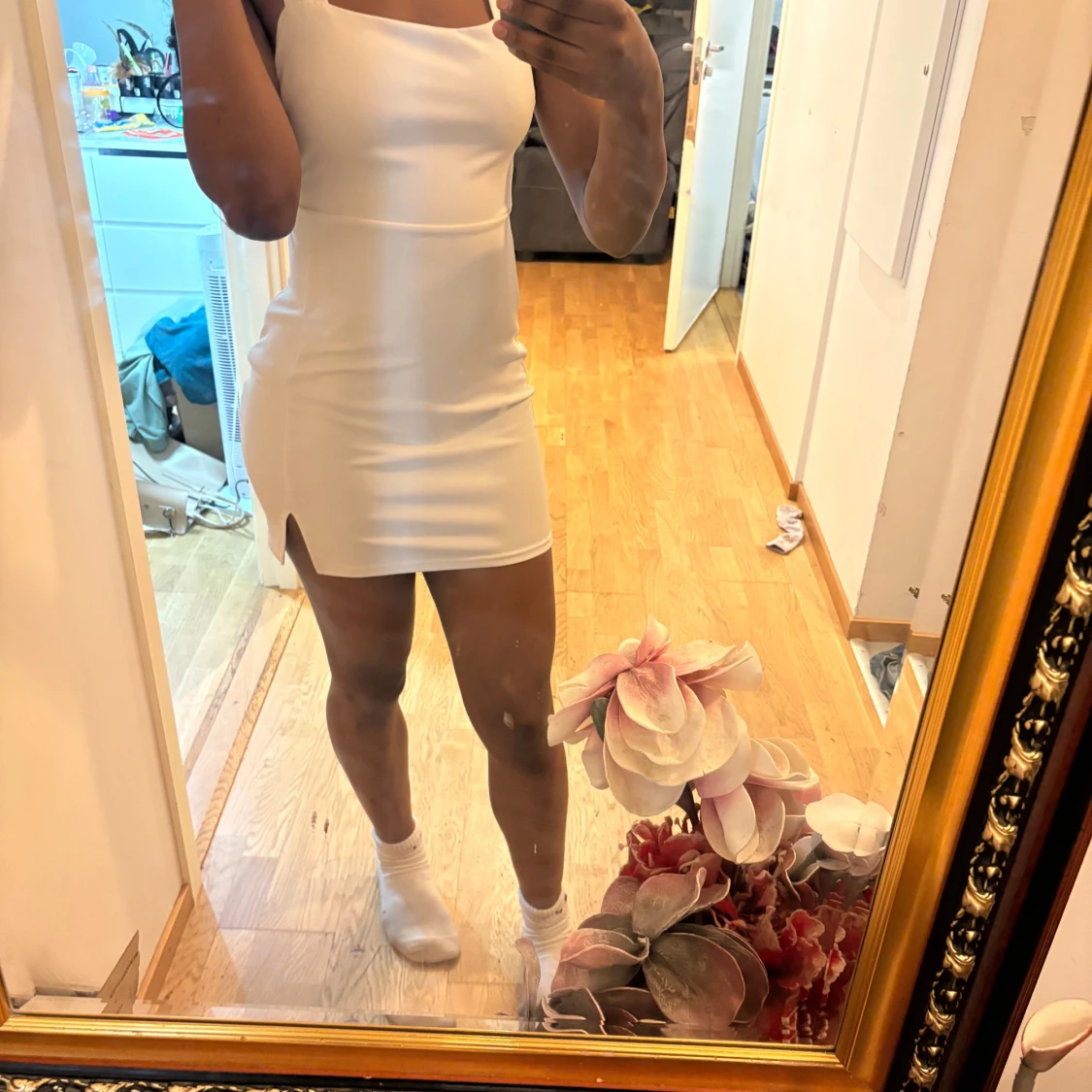 Vit tight kortklänning med slits - 1