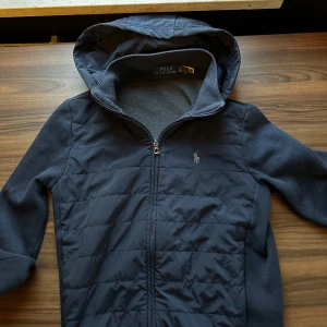 Mörkblå Polo Ralph Lauren Cardigan - Säljer nu denna sjukt feta cardigan i storlek xs, skick 9/10, använd väldigt sparsamt. Hör av dig om du har några fler frågor