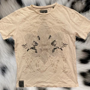 Snygg henleys t-shirt❤️ - Super snygg t-shirt med en fransk lilja på framsidan gjord av rhinestones❤️