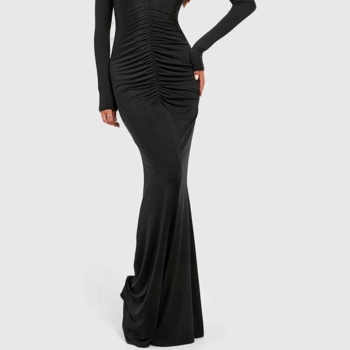 Svart långklänning med vit blomma - 1