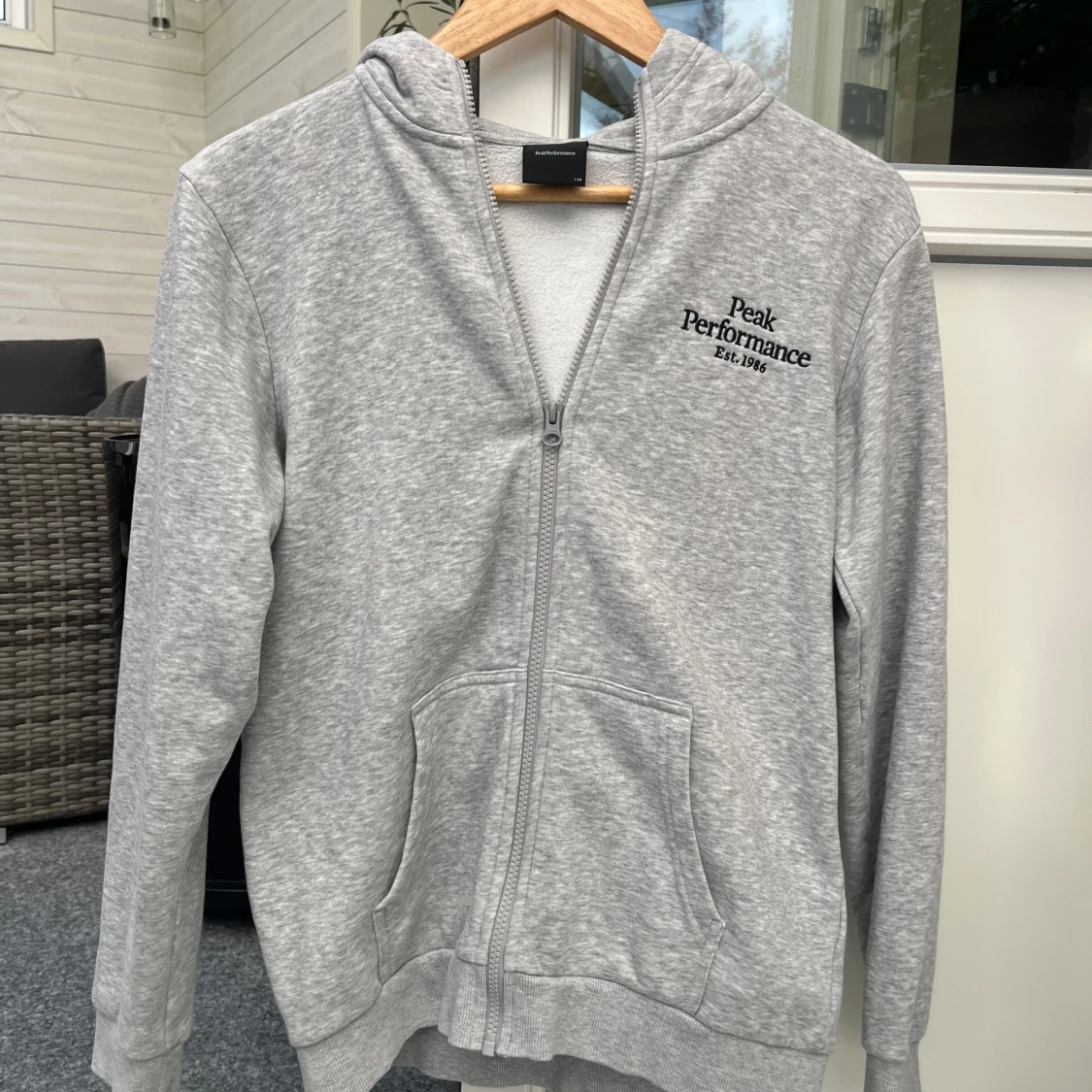 Grå hoodie från Peak Performance