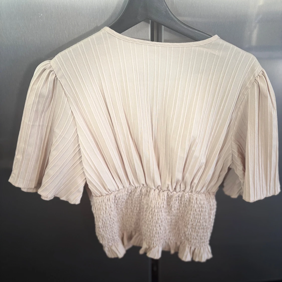 Beige blus med knappar och volang - 1