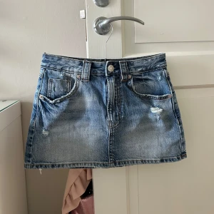 Blå jeanskjol - Blå jeanskjol från stradivarius ned inbyggda shorts, aldrig använd!!