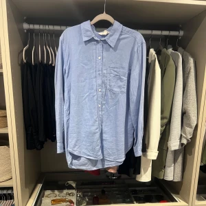 Ljusblå bomullsskjorta - Säljer en ljusblå skjorta i bomull med normal passform. Är i fint skick, behöver bara en omgång med strykjärnet 😄