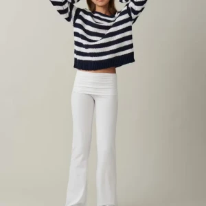 yogapants - Säljer ett par helt slutsålda oanvända vita yoga pants, byxorna är stretchiga och sitter väldigt bekvämt. Perfekta för dig som gillar en clean och fräsch look. Materialet känns mjukt och följsamt😊