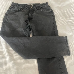 Svarta loose fit jeans Jack & Jones - Svarta jeans från Jack & Jones i loose fit-modell, modellnamn Chris. Klassisk femficksdesign, raka ben och normal midja. Jeansen är tillverkade i bomull och har en snygg, mörk tvätt som passar till allt.