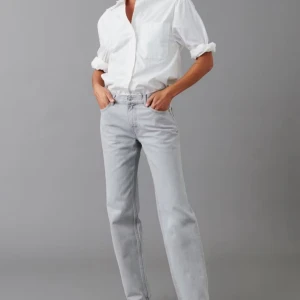 Ljusgrå raka jeans från Gina - Säljer ett par ljusgrå Gina jeans med rak passform och klassisk femficksdesign. Jeansen har låg midja och är tillverkade i mjukt denimtyg. Perfekta för en clean och avslappnad look.