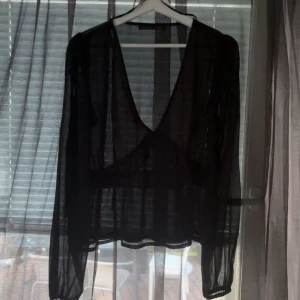 Svart blus bikbok - Inga hål eller deffekter, knappt använd. Max 2 gånger.
