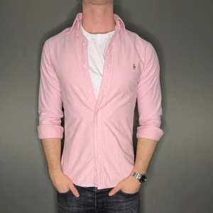 Ralph lauren skjorta - Hej säljer nu min fina Ralph lauren skjorta i storlek M. Den är i nyskick och kommer vara otroligt snygg nu i höst. Nypris cirka 1600kr! Vi kommer att sälja liknande produkter så glöm inte följa profilen!🌊🍾