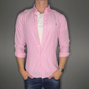 Ralph lauren skjorta - Hej säljer nu min fina Ralph lauren skjorta i storlek M. Den är i nyskick och kommer vara otroligt snygg nu i höst. Nypris cirka 1600kr! Vi kommer att sälja liknande produkter så glöm inte följa profilen!🌊🍾