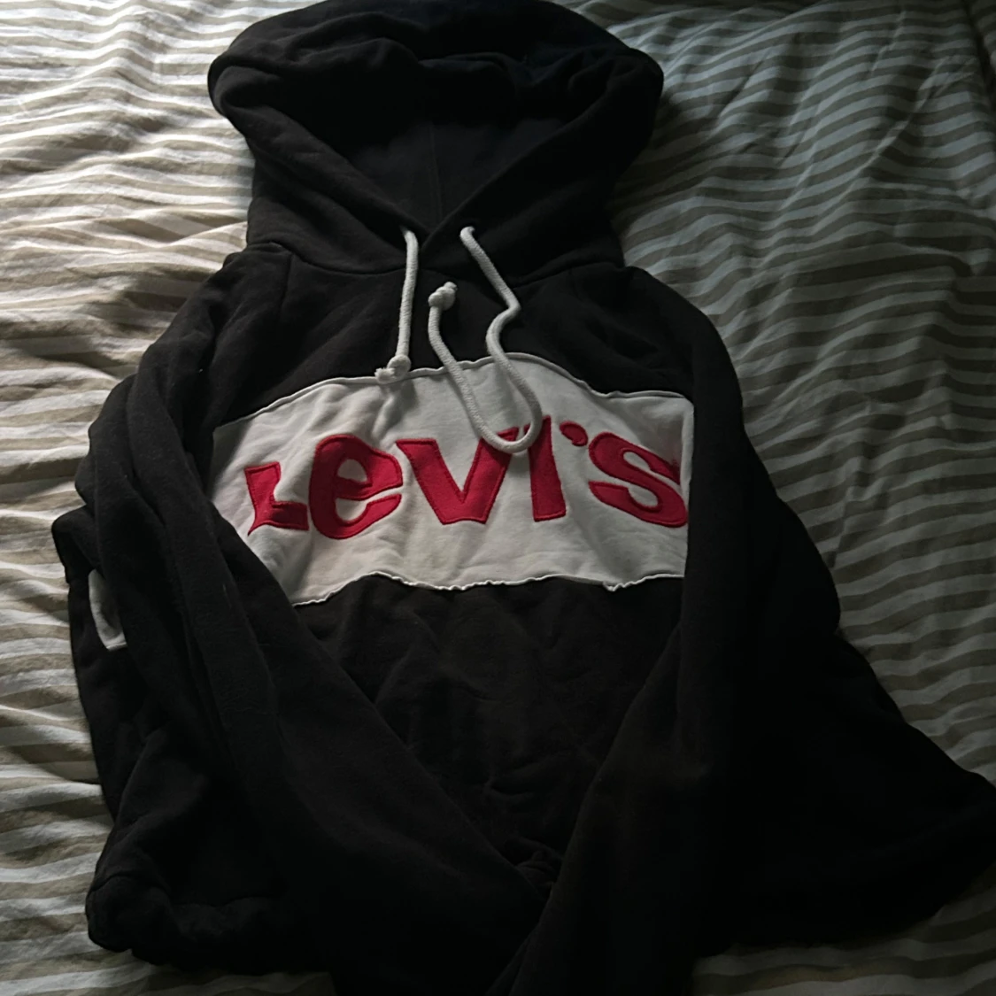 Svart Levi’s hoodie