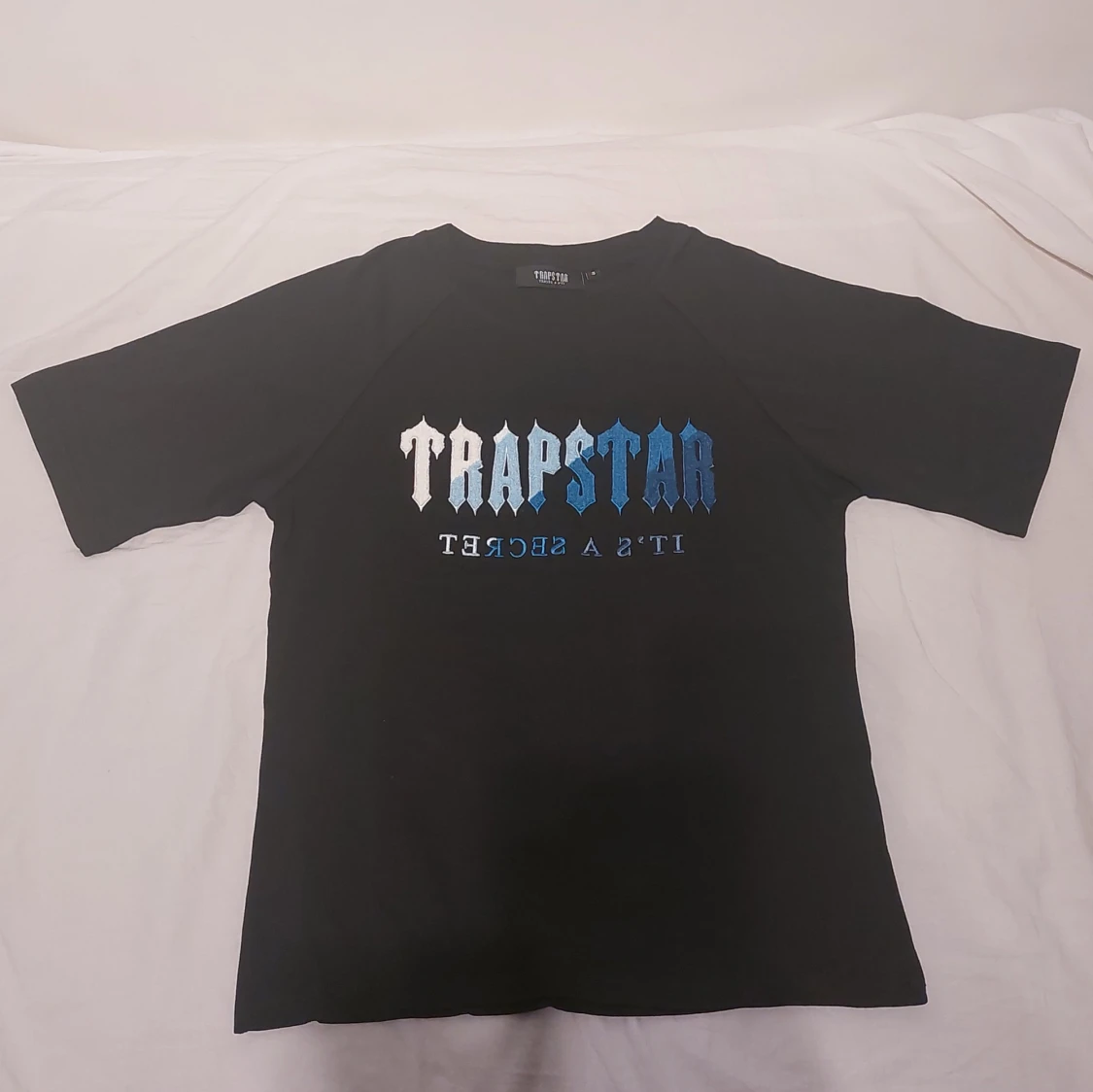 Svart Trapstar t-shirt med blått tryck