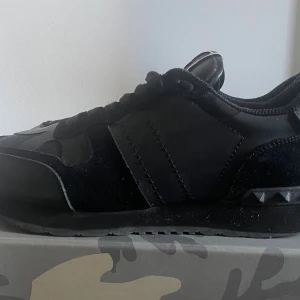 Valentino rockrunners  - Storlek 44. Sliten vänster innersula (se bild)  annars bra skick.