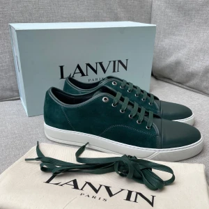 Lanvin skor  - Hej! Säljer nu dessa sjukt snygga lanvin skor. Skorna är i helt nya! Allt orginal medföljer. Hör av dig vid frågor. Uk10 