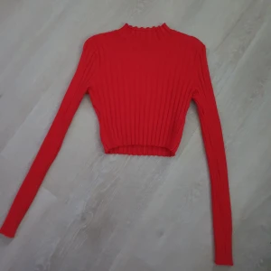 Röd ribbad croppad tröja - Snygg röd croppad tröja med ribbad struktur och lång ärm🌸 strl L men mer som en M