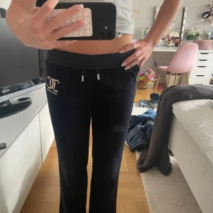 Juicy couture byxor - Säljer mina jätte fina juicy couture byxor i mörkblå. Storlek 10-11 och passar någon som är runt 140 cm.  De är äkta fast jag köpte från en hemsida med barn storlekar så därför är det en liten signatur på ena benet, eftersom det inte brukar vara det. Man ser på lappen att de är äkta, på sista bilden. De är använda några gånger men i väldigt bra skick.Köpta för 900 kr och säljer för 400 kr. 