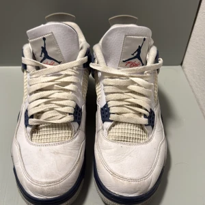 Jordan 4 midnight navy  - Bra skick, användt några få gånger bara, inga defekter, kan se ut som små fläckar på dom men de är bara så för att de har stått stilla och oanvända i två år men går att fixa på nolltid.