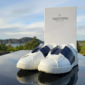 Valentino Garavani Opens  - Snygga Valentino Opens. Jag köpte dem på Vinted men de passade tyvärr inte. En ganska trång 45, rekommenderar 44. Knappt använda och i bra skick. (Fick inte med kvitto)