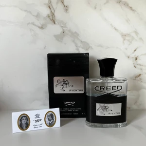 Creed Aventus 120ml Eau de Parfum - Säljer en lyxig parfym från Creed, Aventus, i en stilren genomskinlig glasflaska med svart etikett och silverdetaljer. Kommer med originalförpackning och informationskort. Helt ny oanvänd fick den i födelsedagspresent men gillar inte doften.