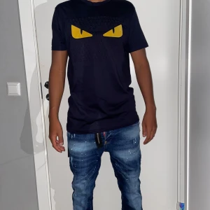 Fendi t shirt storlek L - Storlek L. Helt ny Fendi tröja som är oanvänd. pris: 600kr:-. Fin replika med grym kvalitet. Först till kvarn 