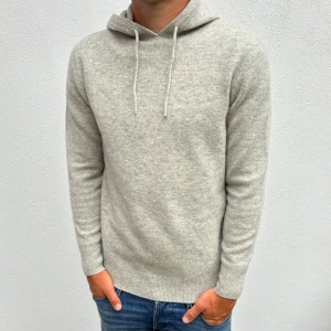 Kashmir/Merino hoodie - Ljusgrå Kashmir/Merino hoodie | Storlek S | Modellen är 177cm, passar lite kortare  | Endast testad, därför toppskick utan defekter | Hör av dig vid frågor🌟