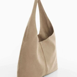 Mocka väska  - Väska i 100% mocka. Lite tecken på användning. Nypris 749kr  Bas 39 cm  Längd 26 cm (57 cm upp till axelbandet)  Djup 8 cm