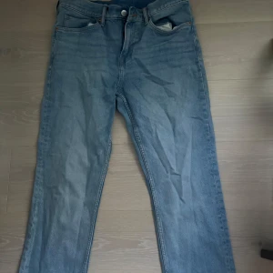 Slim fit ljusblå jeans från H&M - Slim fit jeans från H&M i en snygg ljusblå tvätt. Klassisk femficksmodell med dragkedja och knapp framtill. Jeansen har en smal passform och är tillverkade i mjukt denimtyg som sitter skönt hela dagen.