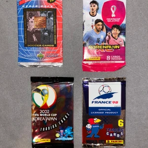 Panini Adrenalyn XL FIFA 365 Collector's Tin + VM Trading Cards - Samling med Panini Adrenalyn XL FIFA 365 Collector's Tin och flera VM-trading cards från olika år. Perfekt för unga fotbollsfans och samlare som vill ha coola spelarkort från världens största turneringar och klubbar. Innehåller limited edition-kort och boosters.