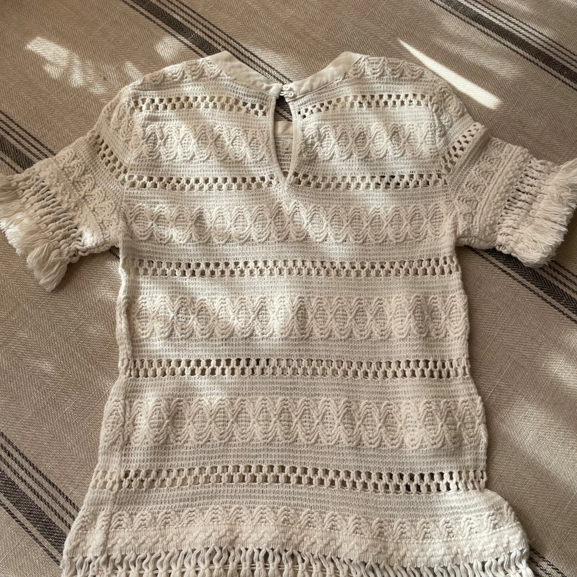 Vit virkad blus med kort ärm - 1