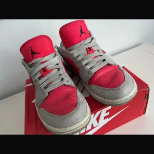 Nike Air Jordan 1 Low röd/grå - Nike Air Jordan 1 Low sneakers i färgen Light Iron Ore Siren Red, inte mycket använda o är i super fint skick! Finns lite slitage på hälarna