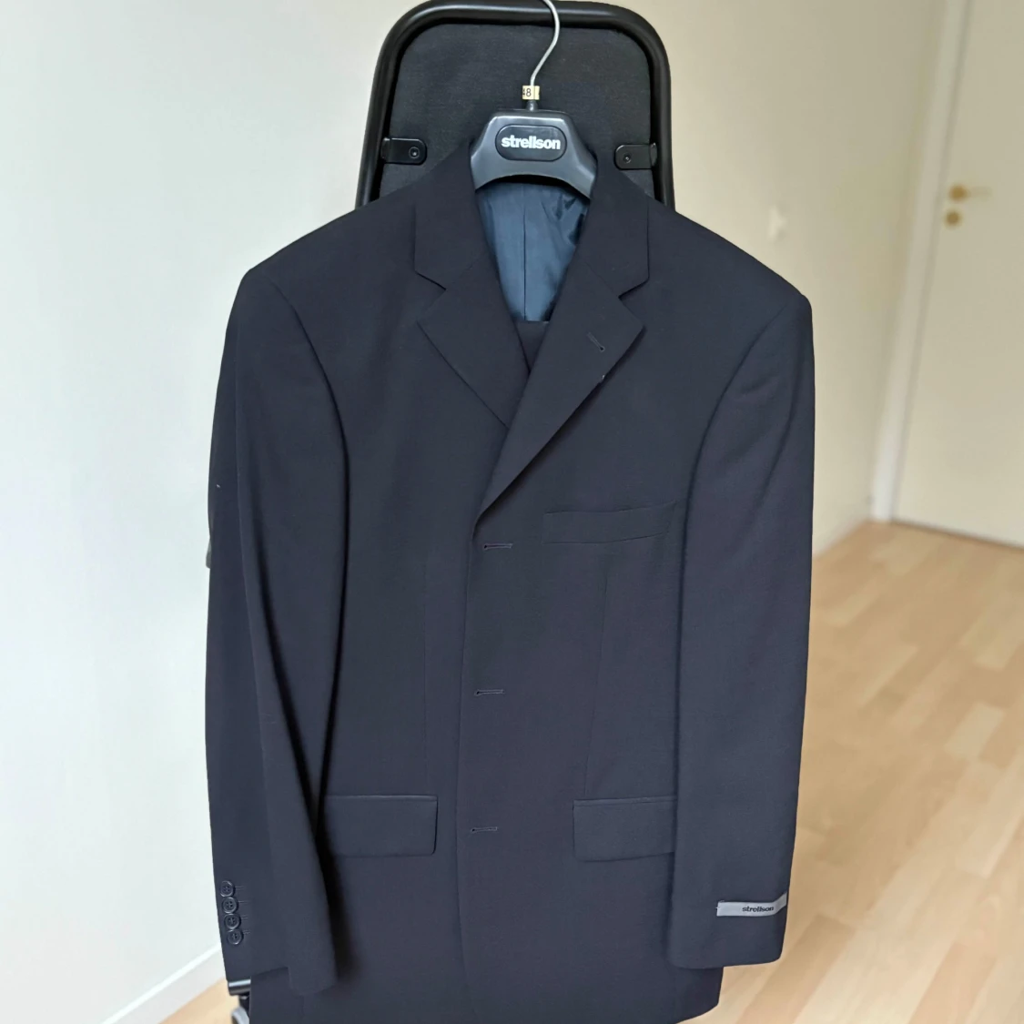 Strellson kostym – mörkblå (stl 148)