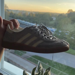 Adidas handball spezial unisex  - Säljer ett par stilrena adidas handball spezial. Funkar till alla stilar och väder. 