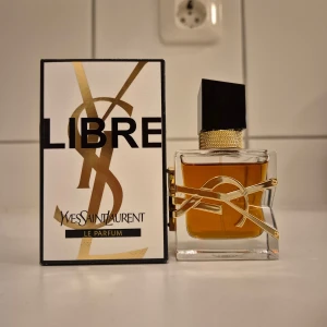 Yves Saint Laurent Libre Le Parfum 30ml - YSL Libre Le Parfum i 30ml flaska. Parfymen är endast använd vid ett par tillfällen men passade tyvärr inte min smak, se bild. Toppnoter: Mandarinolja, petit grain-olja, lavandinolja från Frankrike och ett stråk av svarta vinbär Mellannoter: Lavendelolja, arabisk jasmin, jasmin grandiflorum och essens från apelsinblommor Basnoter: Vaniljextrakt från Madagaskar, cederträolja, ambraackord och mysk