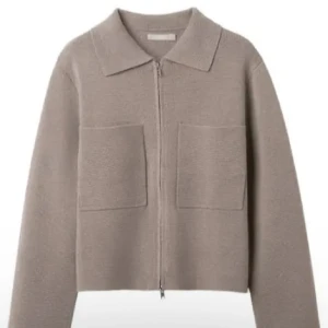 Brun croppad overshirt med dragkedja - Säljer en brun croppad overshirt med dragkedja framtill och stora bröstfickor. Jackan har lång ärm och en enkel, clean look som passar till jeans eller kjol. Perfekt för lager-på-lager och chill vardagsstil.